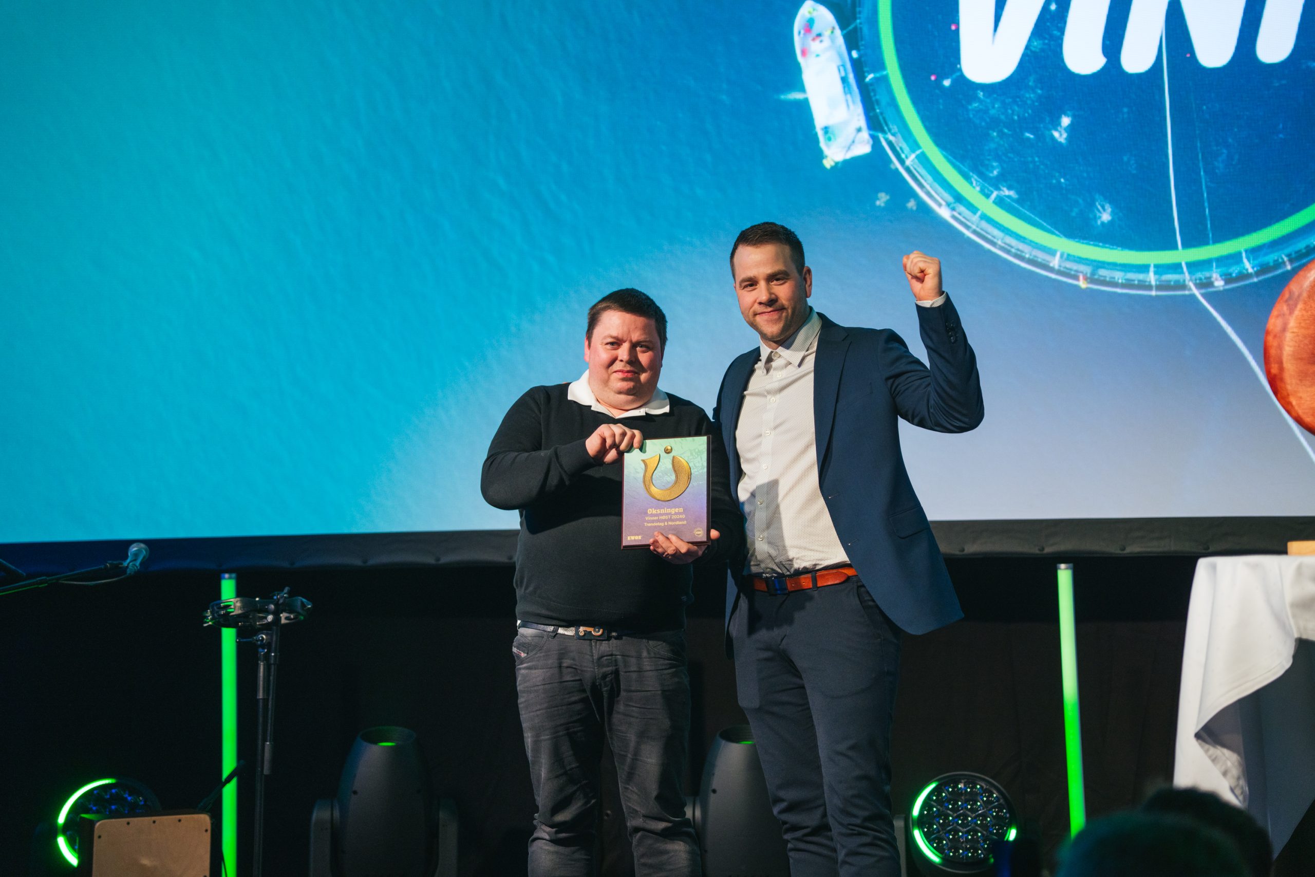 VINN: Lederne på henholdsvis Mulingen og Øksningen, Øyvind Nilsen og Stein-Tore Østensen tok imot VINN-prisen under Nyttårskonferanse i Tromsø på vegne av teamene i Sinkaberg. Foto: David Jensen.