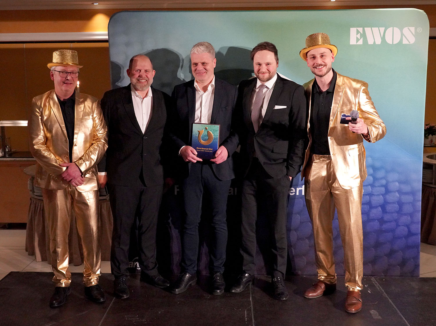 VINNER kategori LAKS satt ut høst 24: Lokalitet Overåneset Øst, Hofseth Aqua. PÅ bildet: Roar Søvik, leder fôrsenteret, og driftsleder Bjørnar Seth