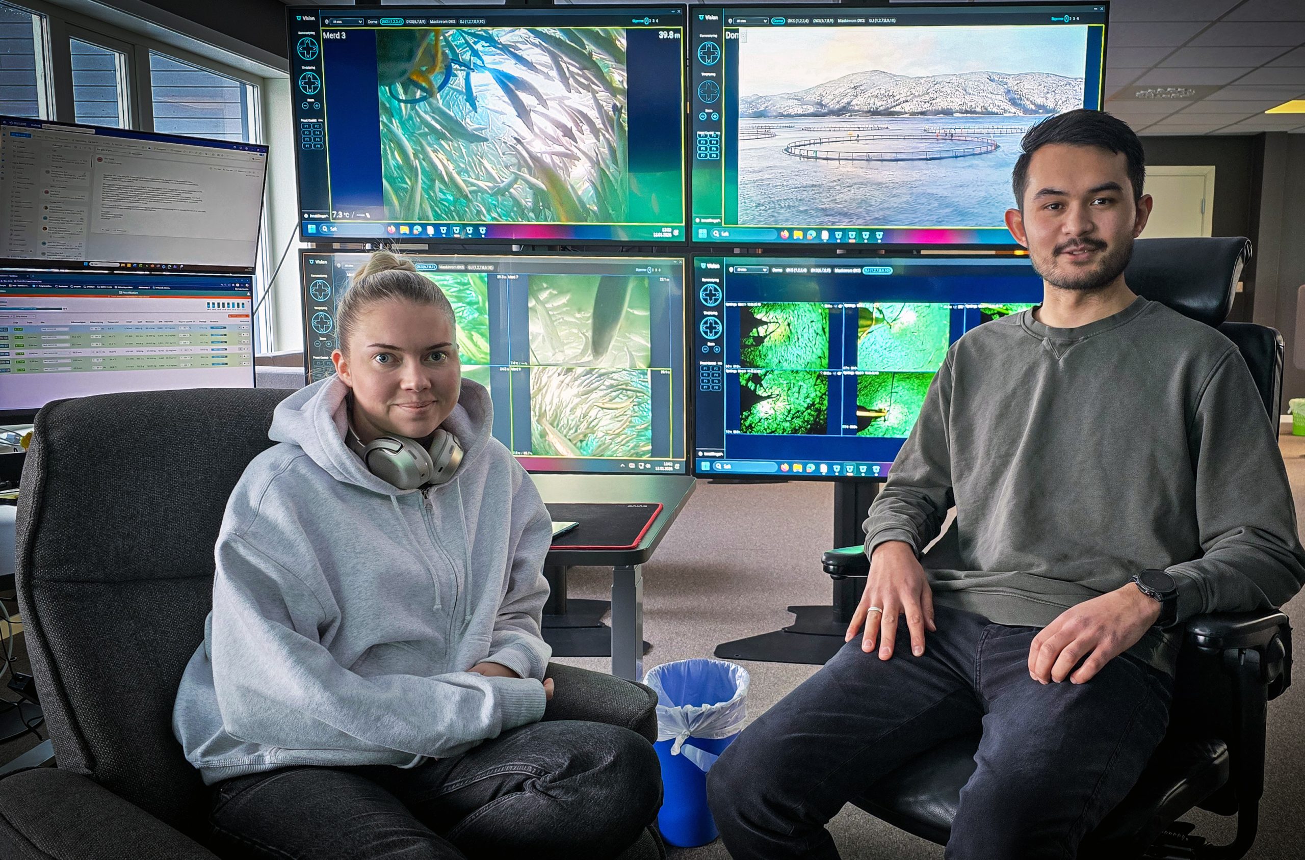 TILVEKST: Ved tilvekstsenteret hos Sinkaberg på Marøya er operatør Signe Elise Hansen Lauvøy og leder Nicholai Diaz Bull to av de sentrale medarbeiderne i oppfølgingen av lokalitetene Mulingen og Øksningen. Foto: Tom Lysø/Sinkaberg