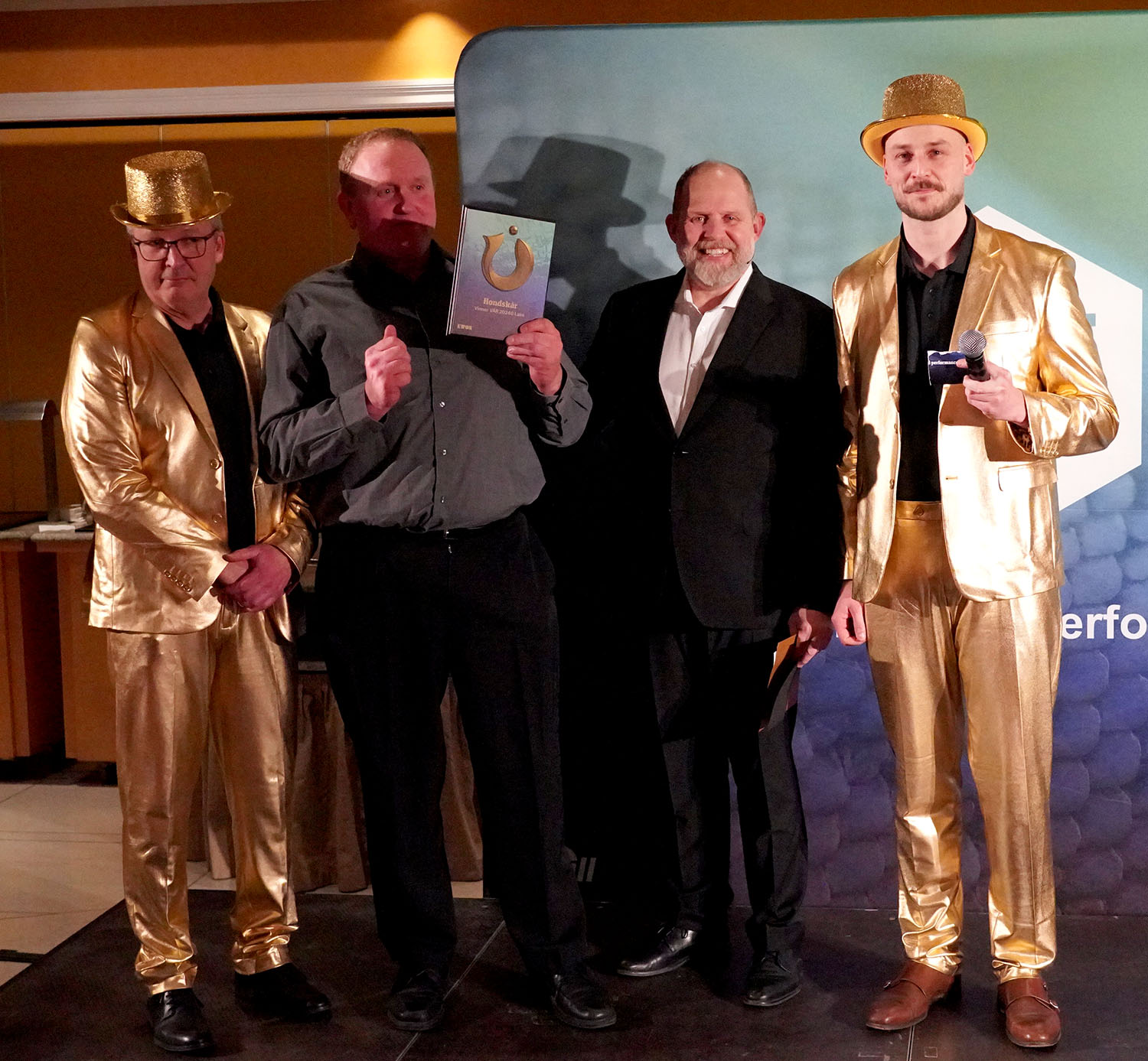 VINNER kategori LAKS satt ut vår 24: Lokalitet Hondskår, Eide Fjordbruk. På bildet:: Lokalitetsansvarlig Jostein Haukanes